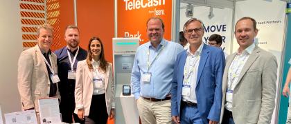 SMATRICS Team mit neuem Direct Payment Terminal für Ladestationen
