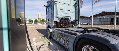 LKW Lädt an Ladestation