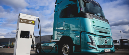 LKW und SMATRICS Ladestation