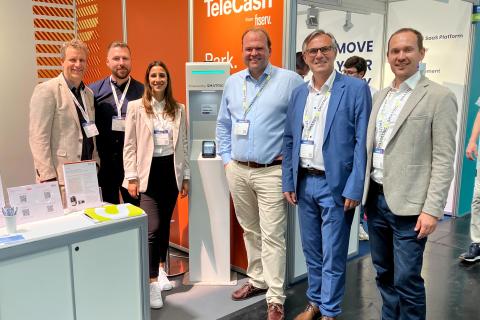 SMATRICS Team mit neuem Direct Payment Terminal für Ladestationen