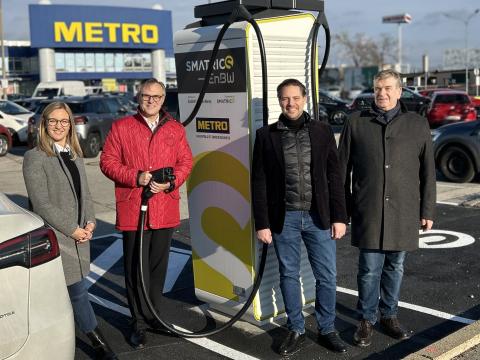 Eine Gruppe Personen vor einer Ladestationen