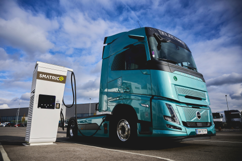 LKW und SMATRICS Ladestation